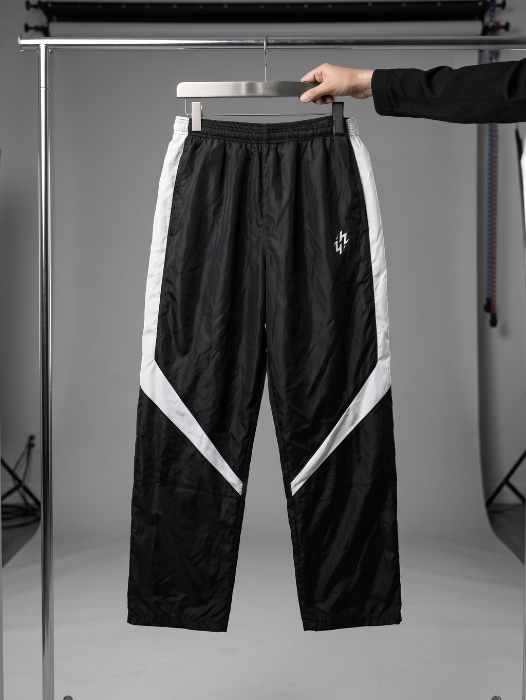 Track Pants Picos Hoppers negro con paneles blancos - vista frontal