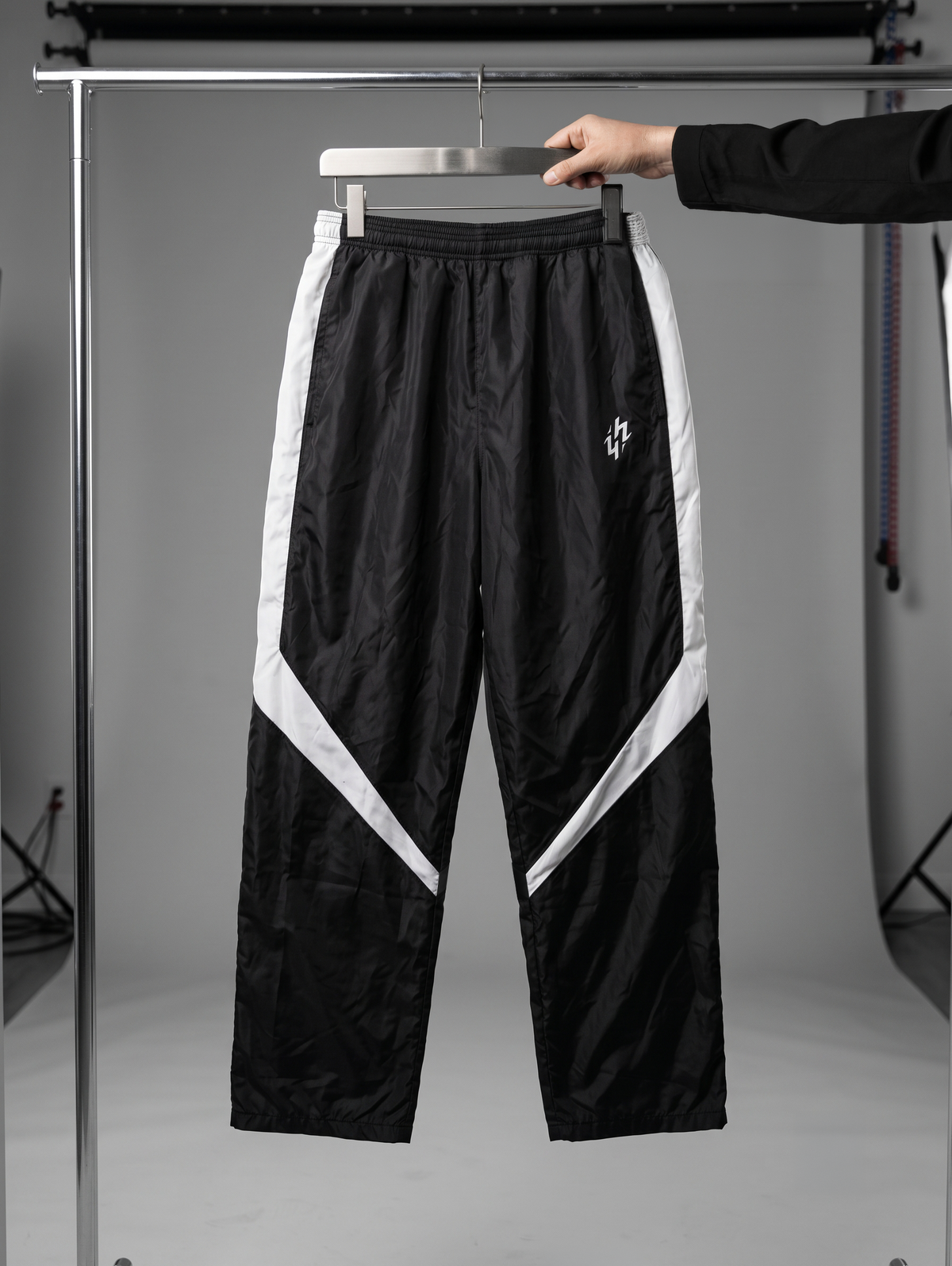 Track Pants Picos Hoppers negro con paneles blancos - vista frontal